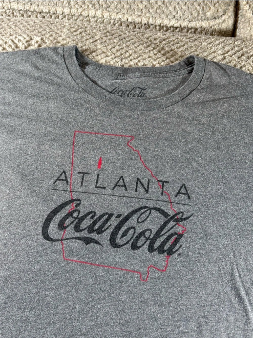 Coca Cola Men’s XXL Gray Atlanta Graphic Short-Sleeve Tee - Picture 2 of 6